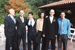 עם כל האחים בחתונת מישל ותמיר, דצמבר 2002. אלון שלישי מימין