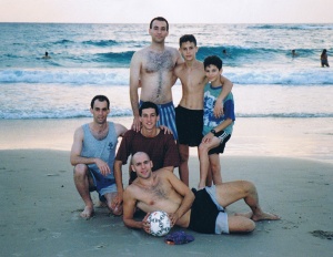 עם כל האחים, על חוף הים בעתלית. אלון עומד ראשון מימין. 